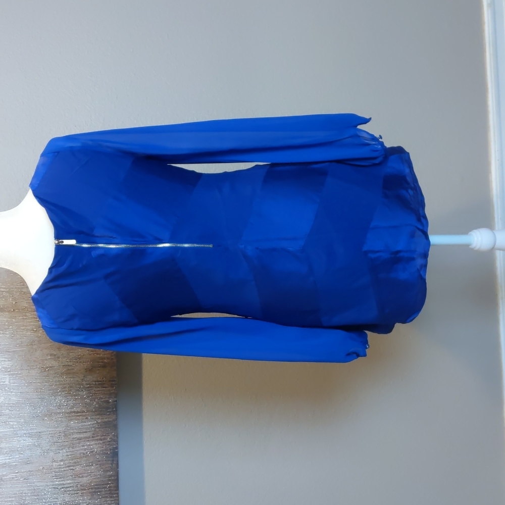 Guess by Marciano blue v-neck dress with sheer sleeves. - Picture 3 of 6